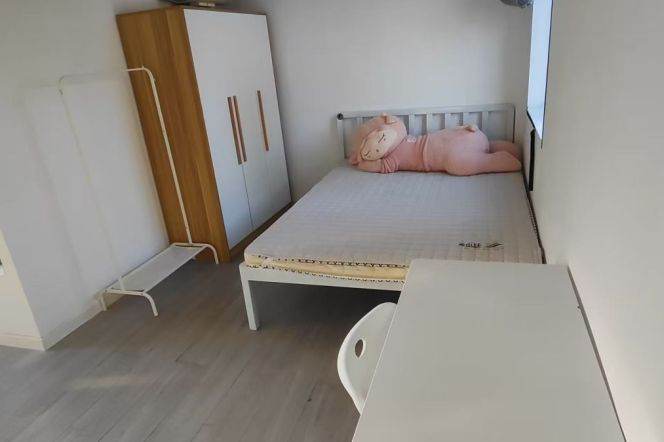 1 Studio near line 10 N.Si'chuan Rd with big shared space can long and short term lease