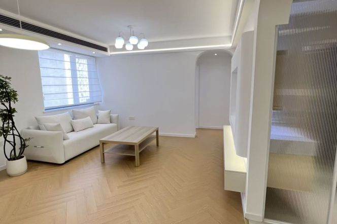 Renovated 2br with elevator near Changping Rd M7