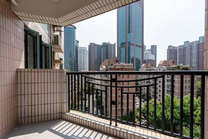  Fabulous 2br with balcony nr Jiangsu rd&Jing'an Temple   Line 2/7/11