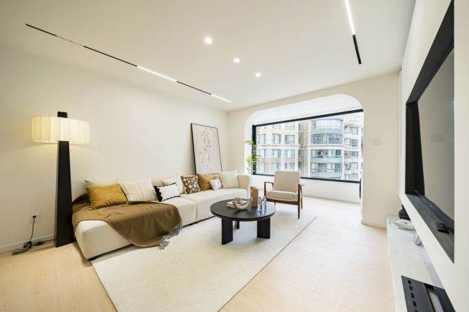 Bright Garden-view 3-Bedroom Apartment with Large Western Kitchen