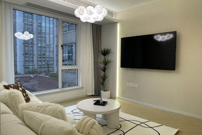 Well-decorated 3-Bedroom Flat with Floor-to-ceiling Windows in Jing'an Temple Area