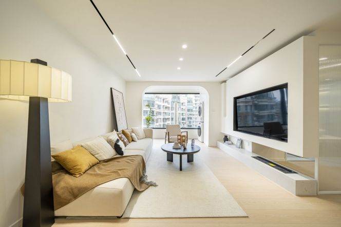 Bright Garden-view 3-Bedroom Apartment with Large Western Kitchen