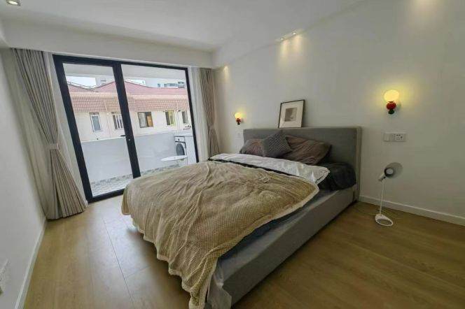 Nice balcony 1Br/1Lr/1Bt apt nr Jiashan rd,M9/12