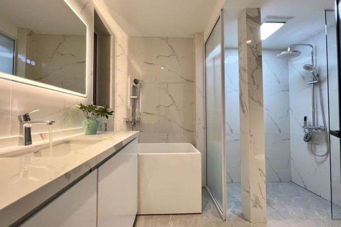 Rare Spacious 1BR with Bathtub/200m to Metro