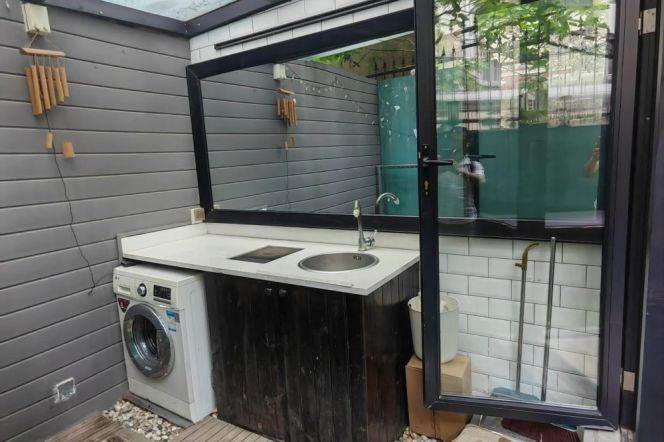Cozy 1 br with nice Yard ,5 mins walking to  L2/11 JiangSu Rd St.