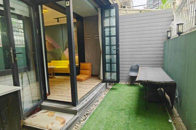 Cozy 1 br with nice Yard ,5 mins walking to  L2/11 JiangSu Rd St.