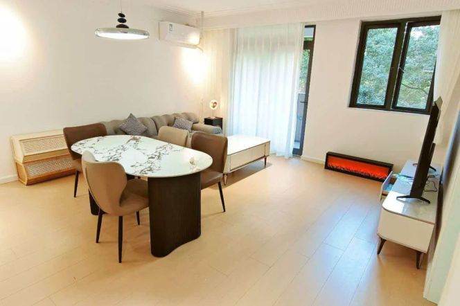 Elegant brand new 1br apt, close to Line 2