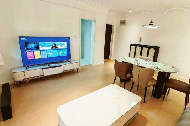 Elegant brand new 1br apt, close to Line 2