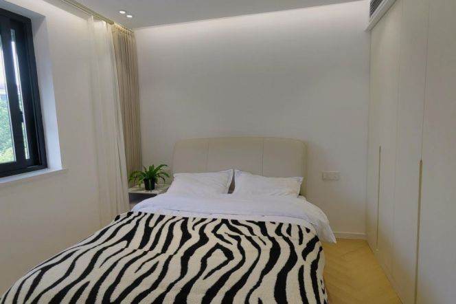 Big living room 1 br near GuBei ,5 mins walking to L 10 ShuiCheng Rd St.
