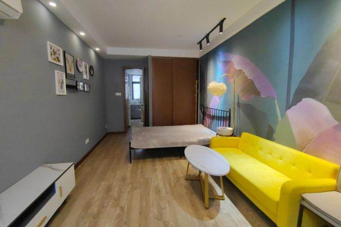 Cozy 1 br with nice Yard ,5 mins walking to  L2/11 JiangSu Rd St.