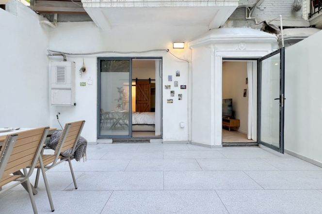 1br-Yard - 5 minutes to Line 2/12/13 - Nanjing West Road