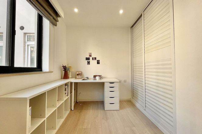 2 brs near L10/L11 jiaotong uni station