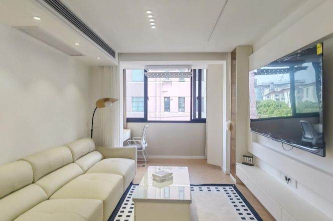 Big living room 1 br near GuBei ,5 mins walking to L 10 ShuiCheng Rd St.