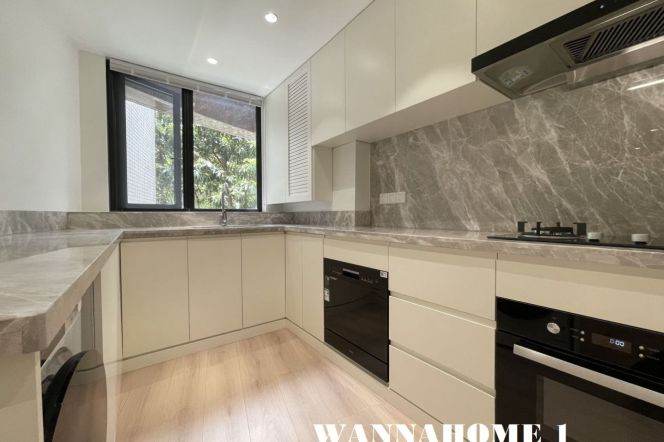 Spacious&Bright&Modern 2Bdrs 2Baths/W Nanjing Rd CBD+Open Balcony/Great Compound