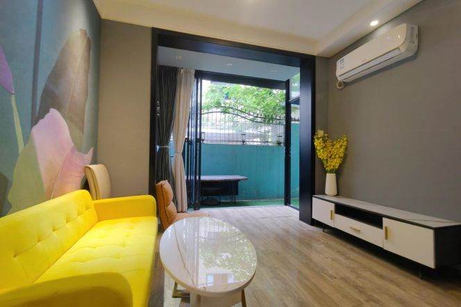Cozy 1 br with nice Yard ,5 mins walking to  L2/11 JiangSu Rd St.