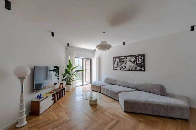  Fabulous 2br with balcony nr Jiangsu rd&Jing'an Temple   Line 2/7/11