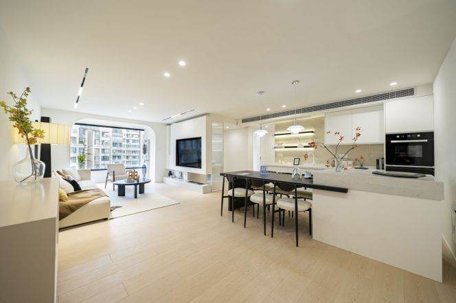 Bright Garden-view 3-Bedroom Apartment with Large Western Kitchen