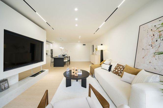 Bright Garden-view 3-Bedroom Apartment with Large Western Kitchen