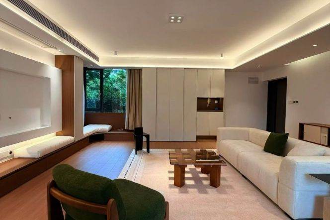 Bright Scenic 3-Bedroom Apartment For First Rent Hongqiao rd 