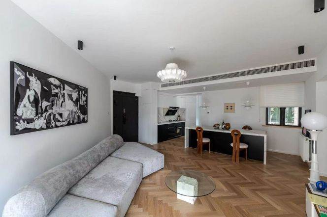  Fabulous 2br with balcony nr Jiangsu rd&Jing'an Temple   Line 2/7/11