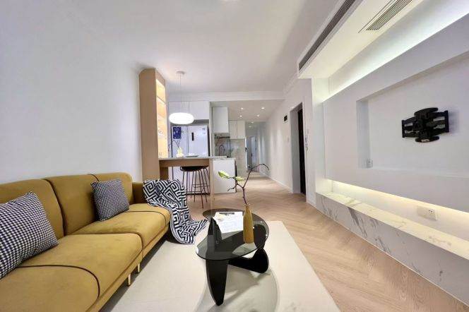 Rare Spacious 1BR with Bathtub/200m to Metro