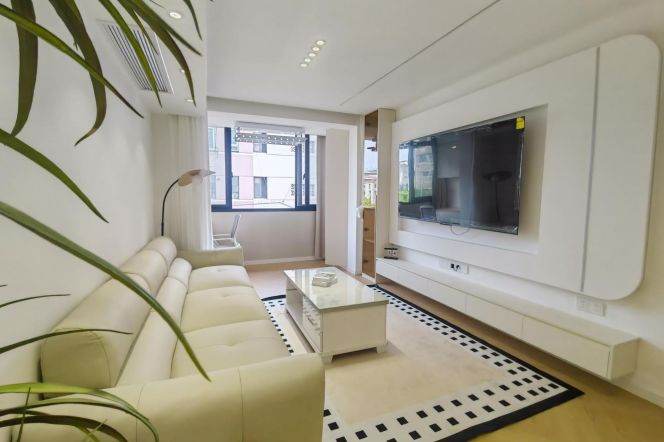 Big living room 1 br near GuBei ,5 mins walking to L 10 ShuiCheng Rd St.