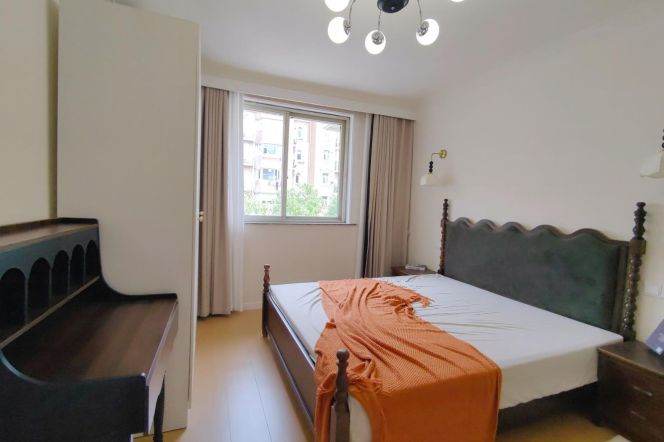 Bright  1 br on South WanPing rd ,easy to XuJiaHui Park. L 1/9/11 XuJiaHui St