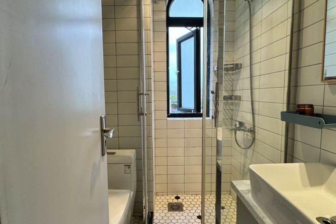 Amazing 3Br-2bathr + open balcony on Yanping rd /Nr Jing'an Temple/elevator