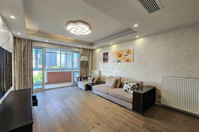 3 Brs, 2 Baths, Balcony/Wall heating/Oven/Dish washer, 140 sqm @ Shangcheng metro L9