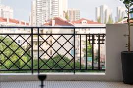 L 10-11 Jiaotong University Metro Station, with an outdoor balcony, large 3-bedroom suite