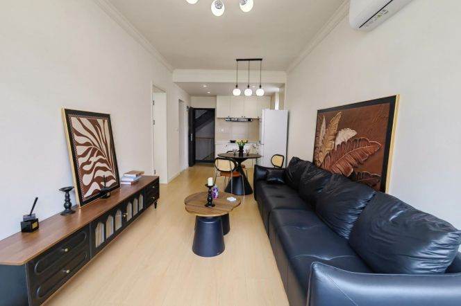 Bright  1 br on South WanPing rd ,easy to XuJiaHui Park. L 1/9/11 XuJiaHui St