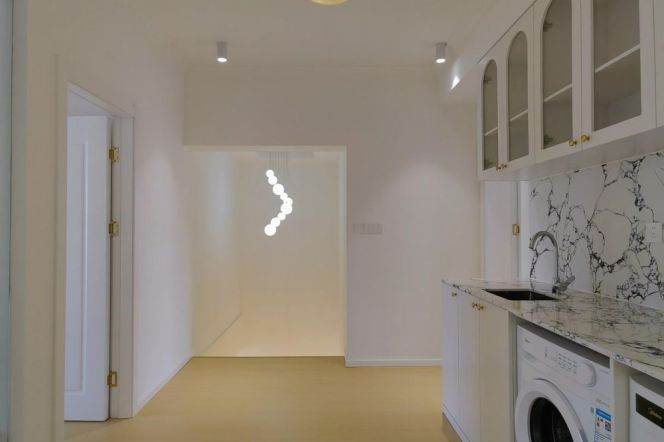 Spacious 2 br (183 sqm)3 baths , easy walking to L 1/9/11 XuJiaHui St. near JiaoTongUniversity 