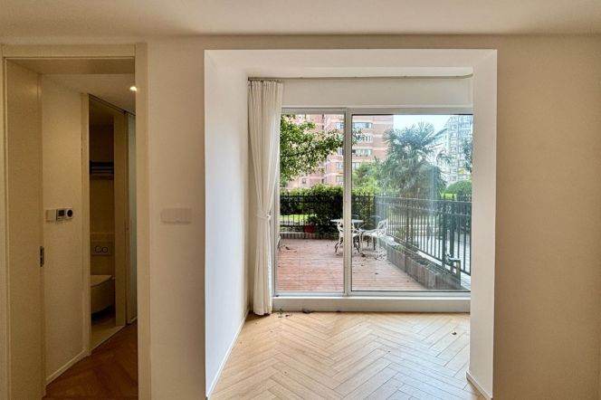 3Bdrs 2baths/XuJia Hui /Modern&Bright/Line1/4 Shanghai Indoor Stadium/Huge terrace/Lift