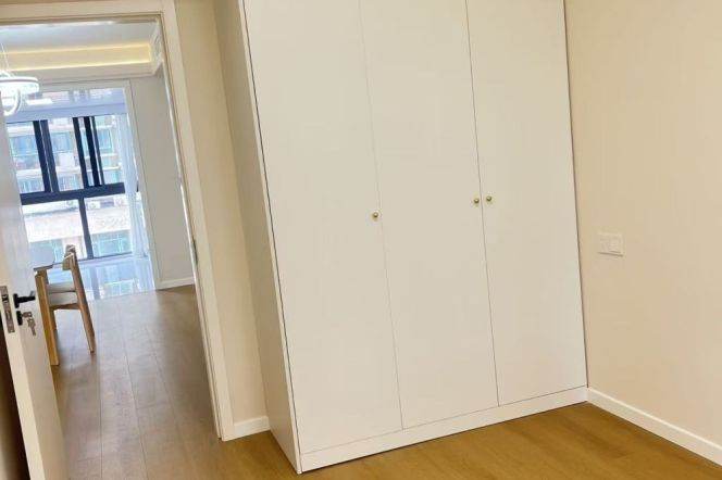 3 Brs, 2 Baths, Floor heating/Central ac/Dish washer, 150 sqm @ Longxi metro L10