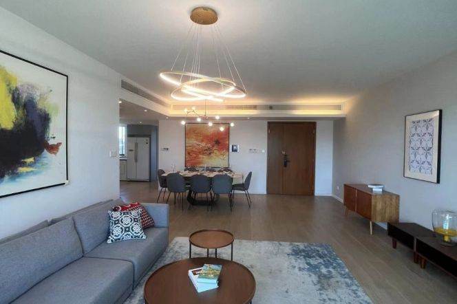 Jiaotong uni Spacious 4-Bedroom on Huaihai West Road