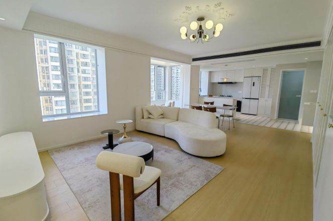 Spacious 2 br (183 sqm)3 baths , easy walking to L 1/9/11 XuJiaHui St. near JiaoTongUniversity 