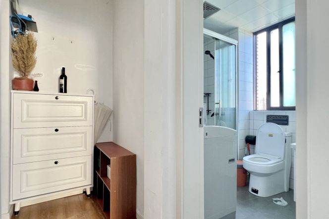 master bedroom near West nanjing rd, private bathroom and washing machine, close to ESSCA