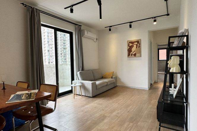 Amazing 3Br-2bathr + open balcony on Yanping rd /Nr Jing'an Temple/elevator