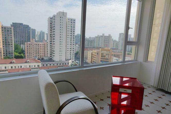 Spacious 2 br (183 sqm)3 baths , easy walking to L 1/9/11 XuJiaHui St. near JiaoTongUniversity 