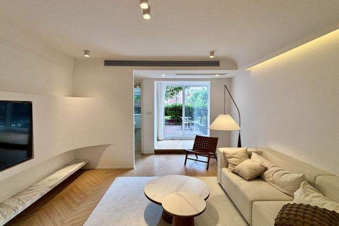 3Bdrs 2baths/XuJia Hui /Modern&Bright/Line1/4 Shanghai Indoor Stadium/Huge terrace/Lift