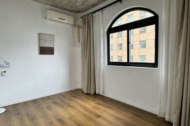 Amazing 3Br-2bathr + open balcony on Yanping rd /Nr Jing'an Temple/elevator