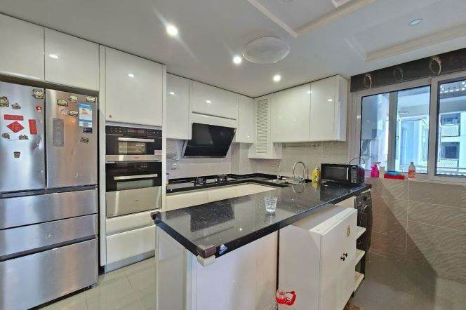 3 Brs, 2 Baths, Balcony/Wall heating/Oven/Dish washer, 140 sqm @ Shangcheng metro L9