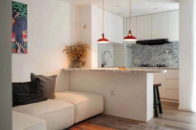 High-rise Apt with open Balcony in Top of City