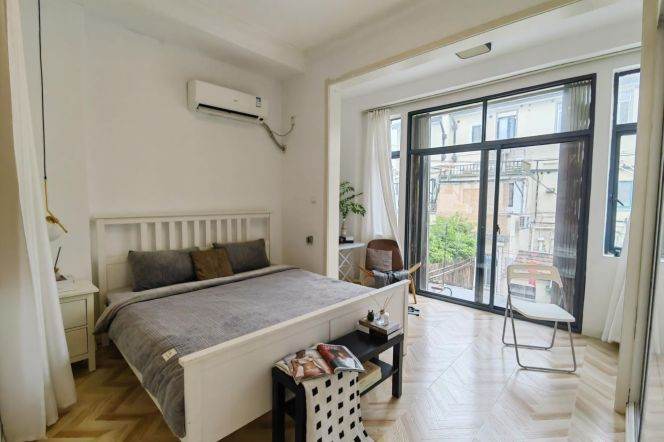 High ceiling  1 br with terrace on YuYuan Rd .near L 2/11 JiangSu Rd St & ZhongShan Park