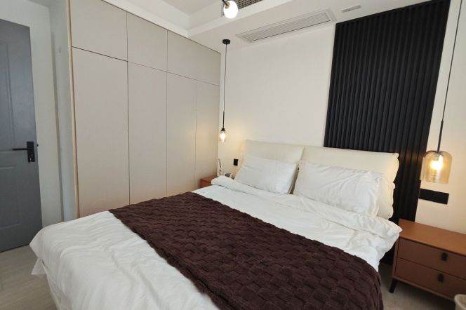 L2-11 Jiangsu Road Metro Station, 3-brs apartment with underfloor heating and elevator access