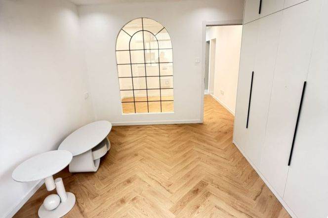 New renovated 1br apt for rent at good price,close to Line 2