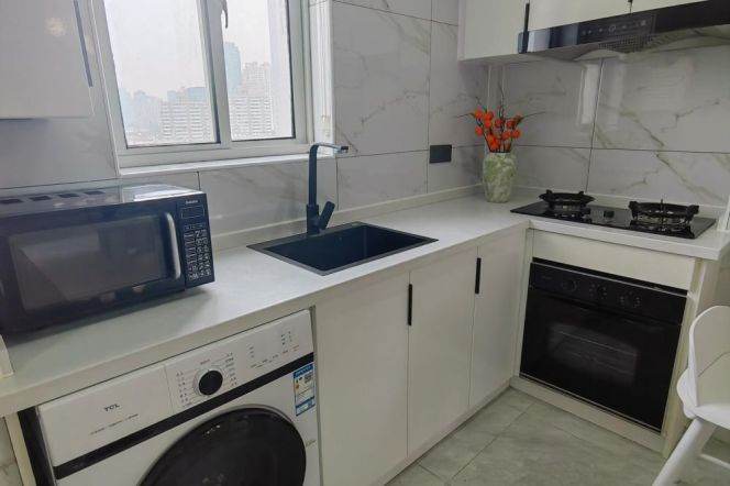 Bright 1 br  with 3 sides windows easy to L 2/11 JiangSu Rd St