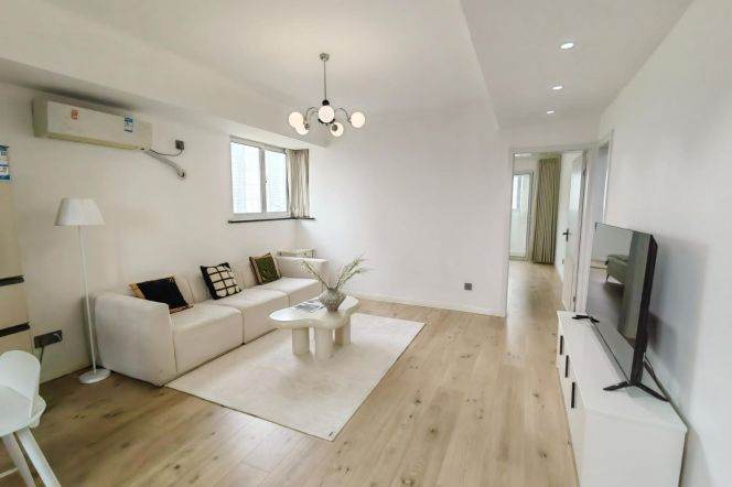Bright 1 br  with 3 sides windows easy to L 2/11 JiangSu Rd St