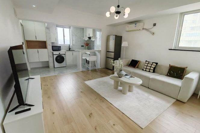 Bright 1 br  with 3 sides windows easy to L 2/11 JiangSu Rd St