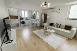 Bright 1 br  with 3 sides windows easy to L 2/11 JiangSu Rd St